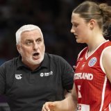 François Gomez et ses joueuses retiennent le positif après la défaite de la Suisse contre la Grèce. KEYSTONE/ALESSANDRO DELLA VALLE